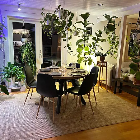 Mehilaeinen 240m2, 5br, Sauna, Dojo, Wifi, Cozy Familyhome * Vantaa