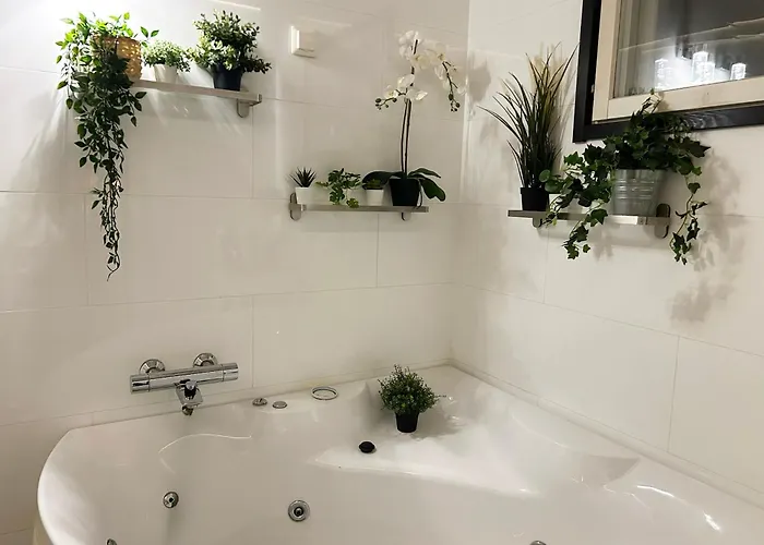 Mehilaeinen 240m2, 5br, Sauna, Dojo, Wifi, Cozy Familyhome 别墅